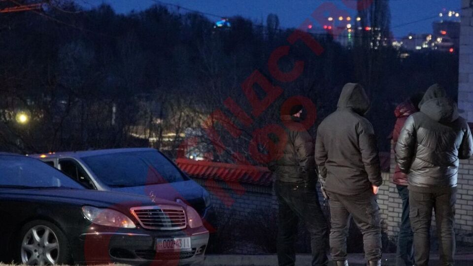 Біля будинку Медведчука перебувають поліція і десятки людей у чорному одязі та балаклавах