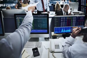 Базовый индекс Московской биржи показал самое большое падение стоимости российских акций с марта 2014 года