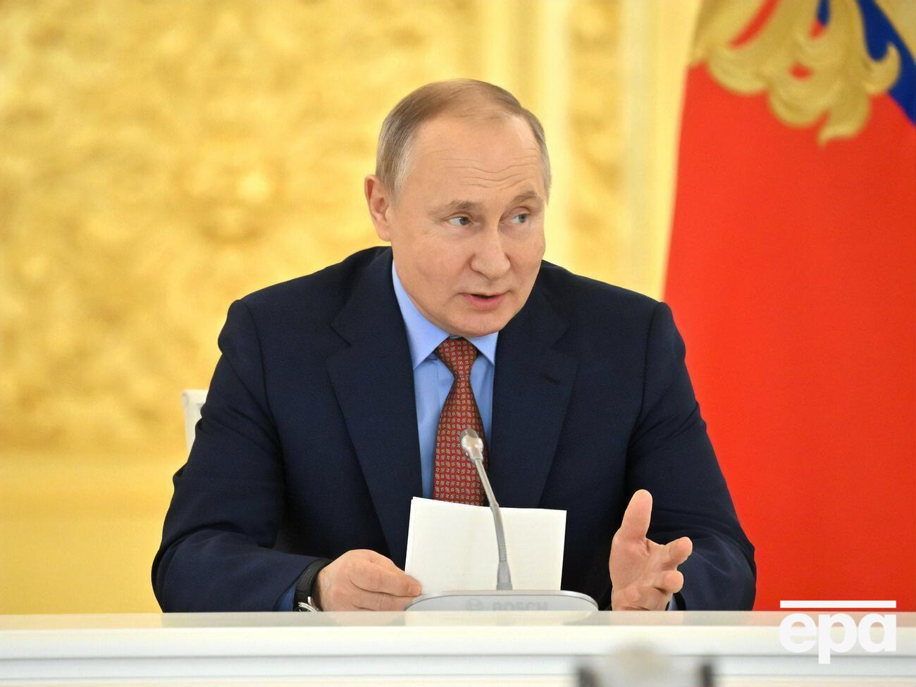 Путин потребовал "незамедлительно прекратить боевые действия" от властей Украины. В противном случае, пригрозил он, "ответственность за кровопролитие целиком и полностью будет на совести" Киева