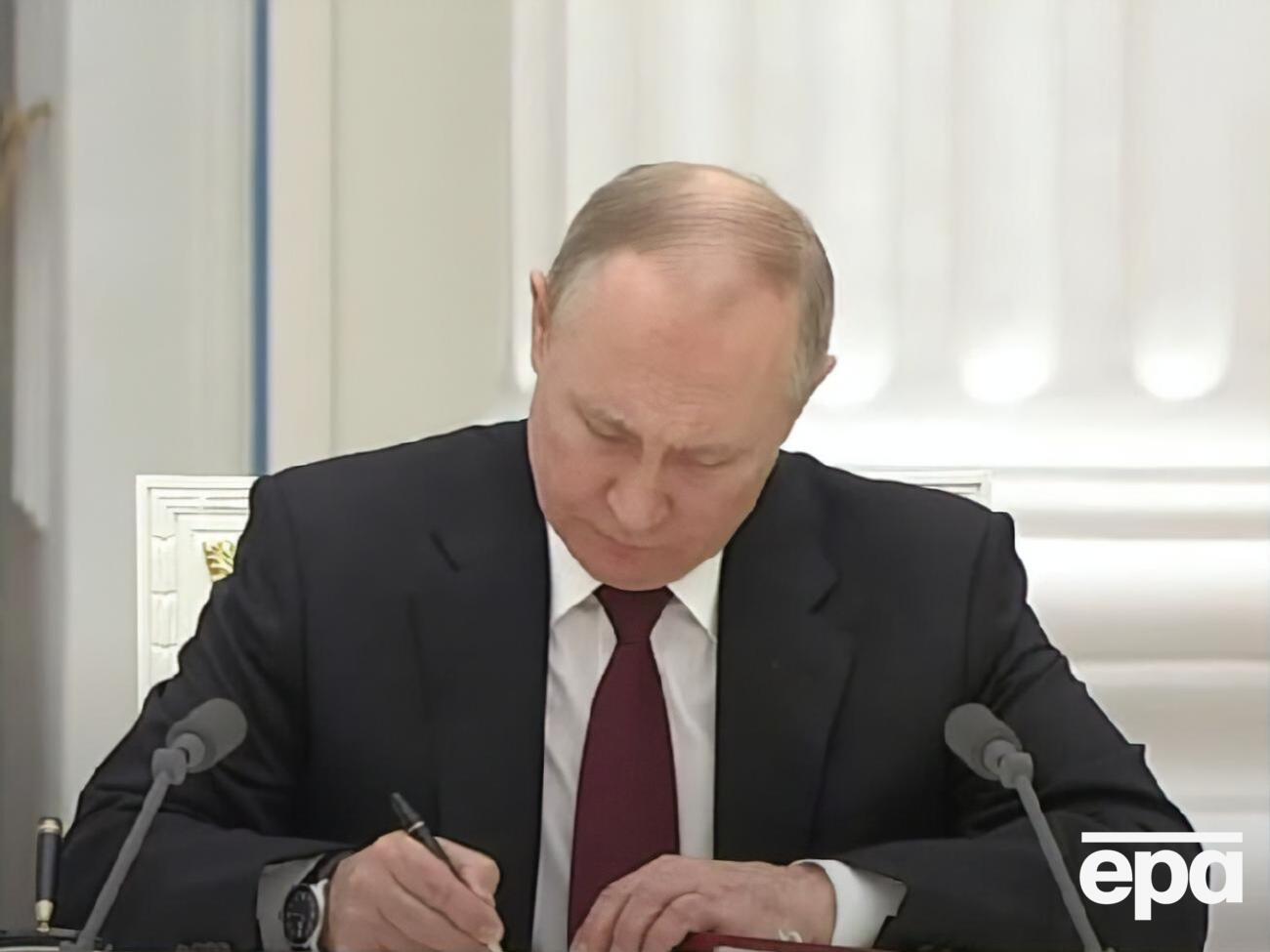 Путин поставил подписи под указами в присутствии главарей незаконных вооруженных формирований "ДНР" и "ЛНР"