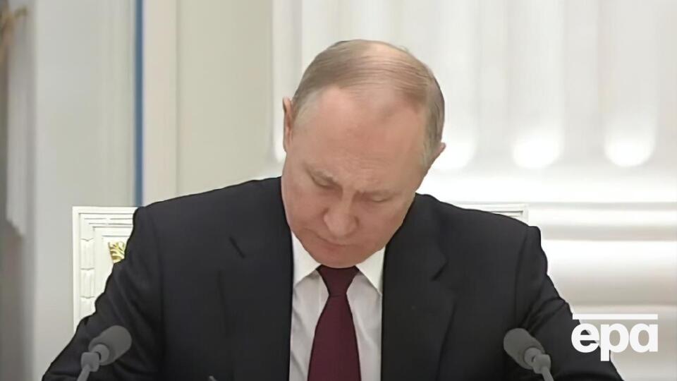 Путин поставил подписи под указами в присутствии главарей незаконных вооруженных формирований "ДНР" и "ЛНР"