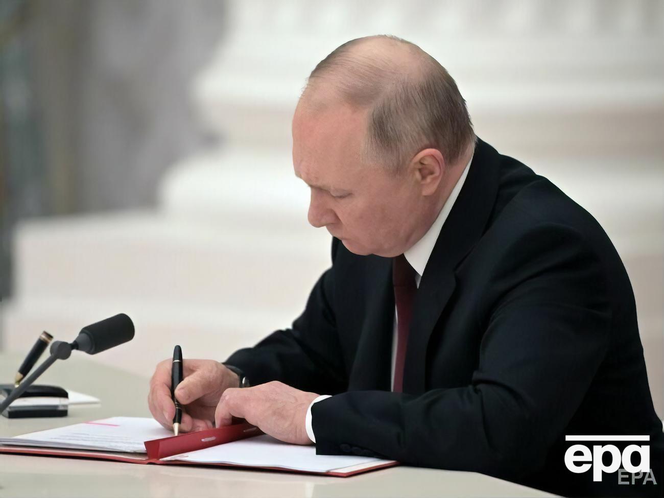 Путін підписав укази про визнання "ЛДНР", які передбачають офіційне введення російських військ на територію ОРДЛО