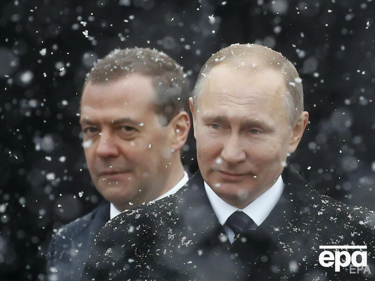 Указы о признании Абхазии и Южной Осетии подписал Медведев (слева), "ЛДНР" &ndash; Путин (справа)