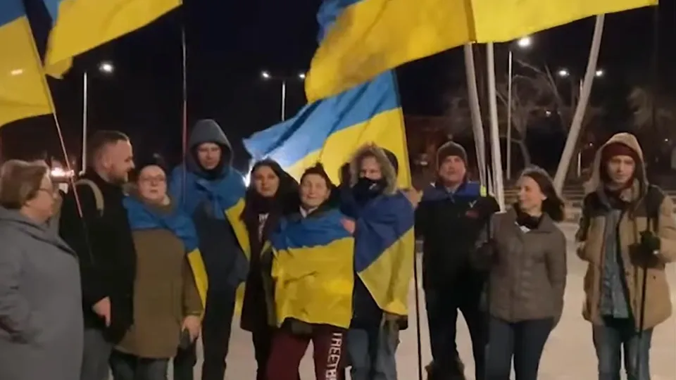 Учасники акції виступили проти рішення про визнання угруповань "ДНР" та "ЛНР" Росією