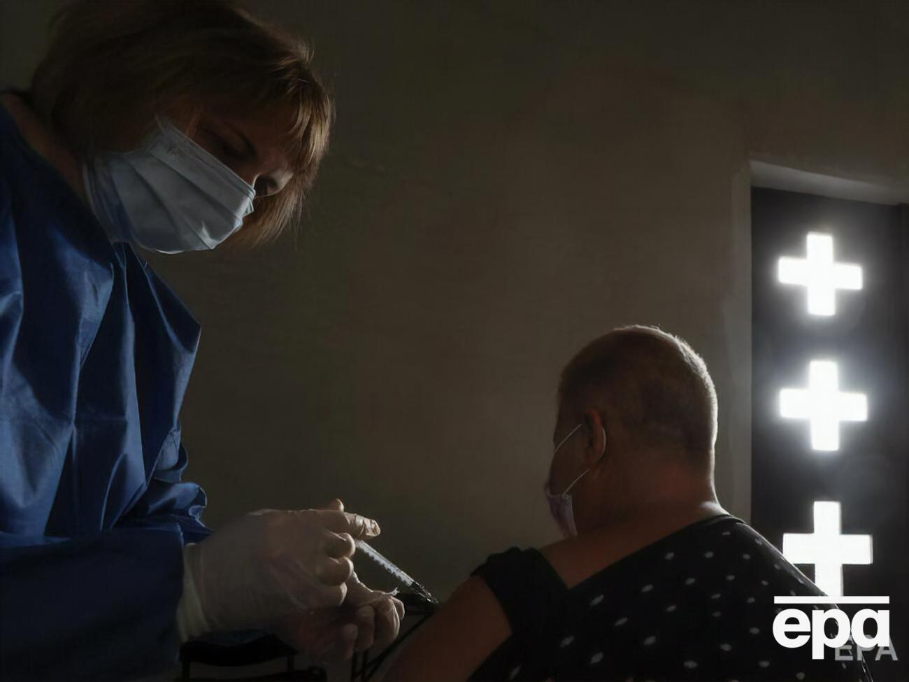 Загалом в Україні щеплено проти COVID-19 двома дозами вакцини майже 15,15 млн осіб, зазначили у МОЗ