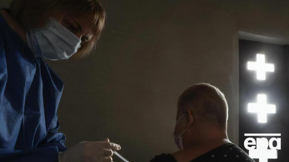 Загалом в Україні щеплено проти COVID-19 двома дозами вакцини майже 15,15 млн осіб, зазначили у МОЗ