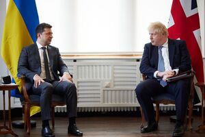Джонсон (справа) сказал Зеленскому (слева), что, по его мнению, вторжение РФ в Украину "в ближайшие часы и дни вполне возможно"