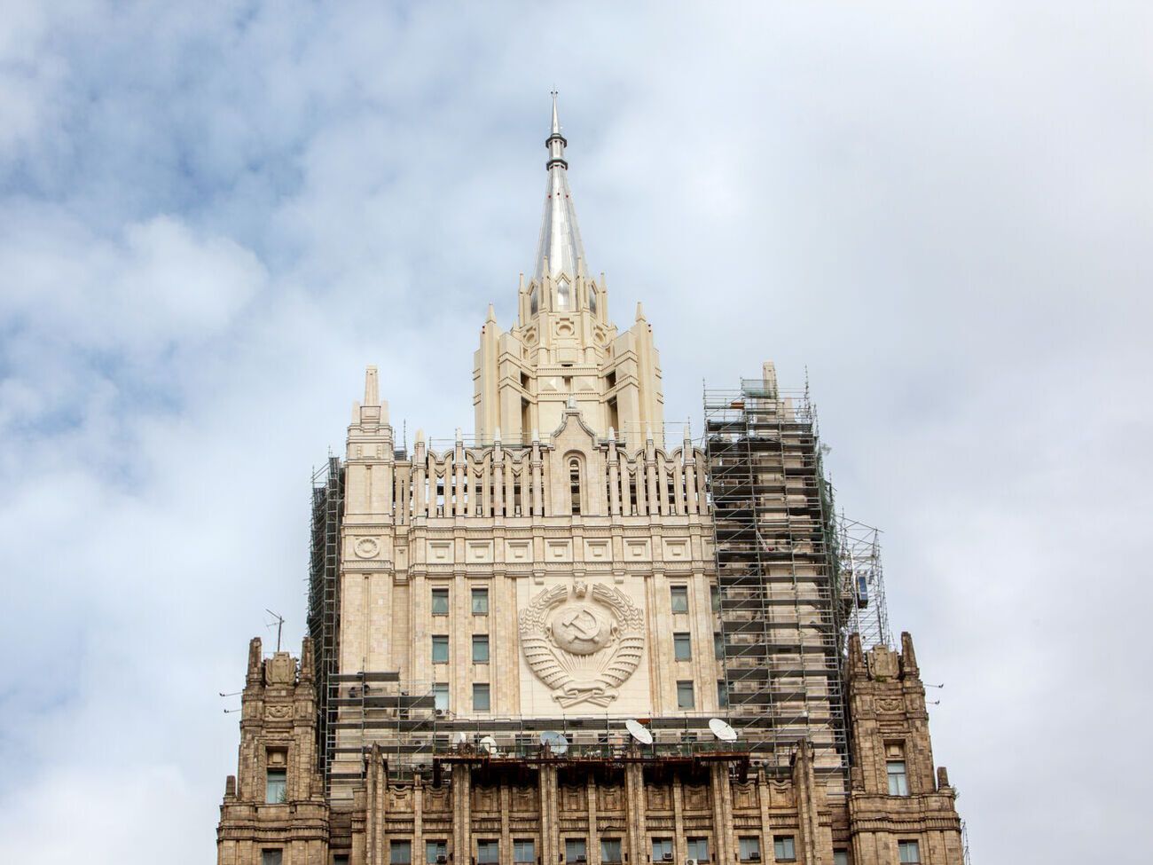 Россия признает "ЛДНР" в границах, в которых их "власти" осуществляют полномочия, отметили в МИД РФ