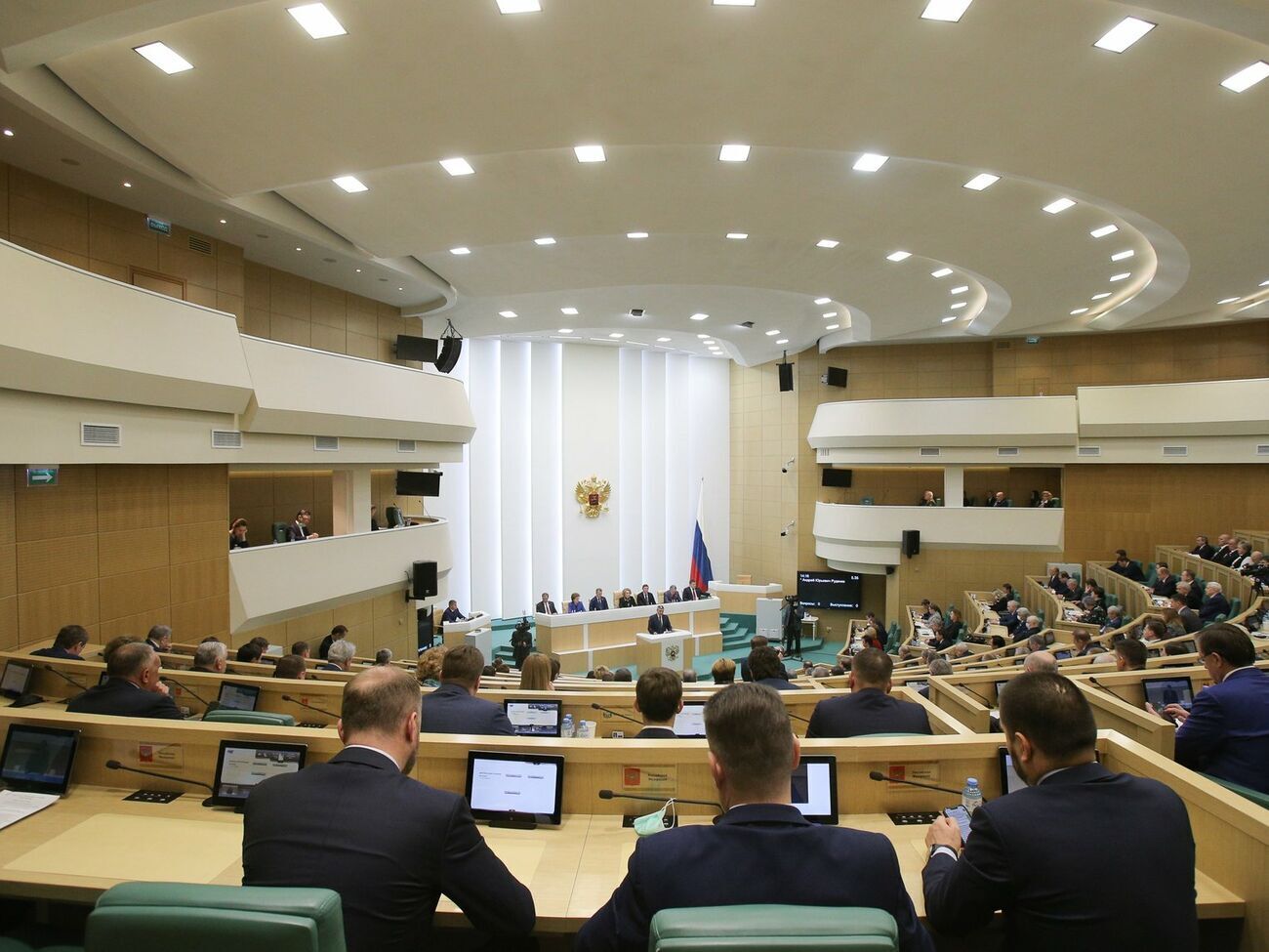 Совфед РФ разрешил Путину использовать войска за пределами страны