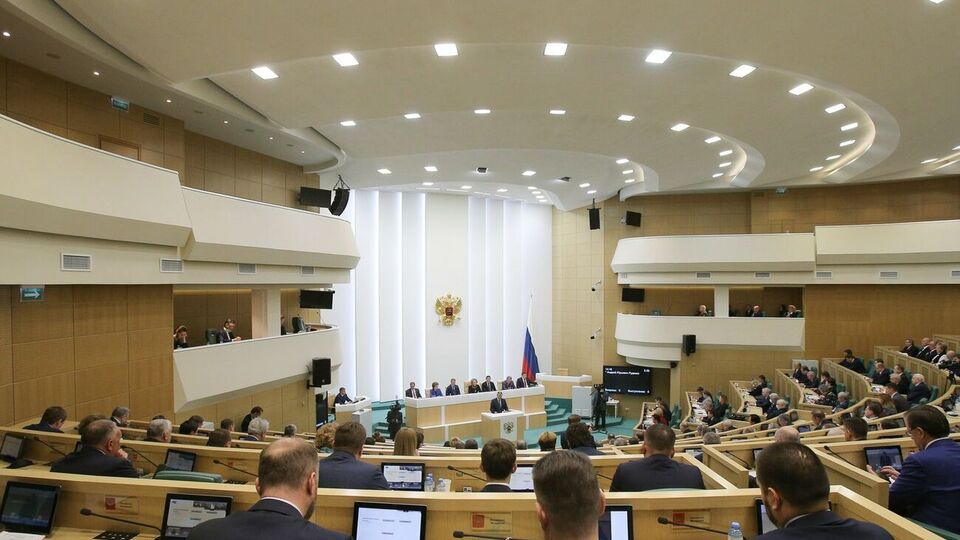 Совфед РФ разрешил Путину использовать войска за пределами страны