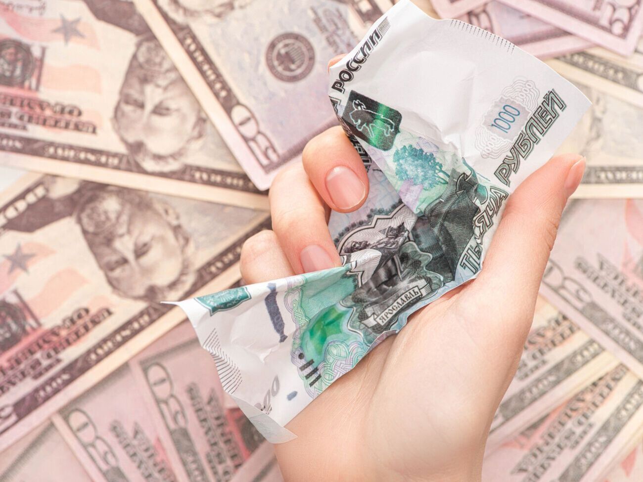 Визнання "ЛДНР" зробило рубль найнестабільнішою валютою у світі, вважають російські ЗМІ