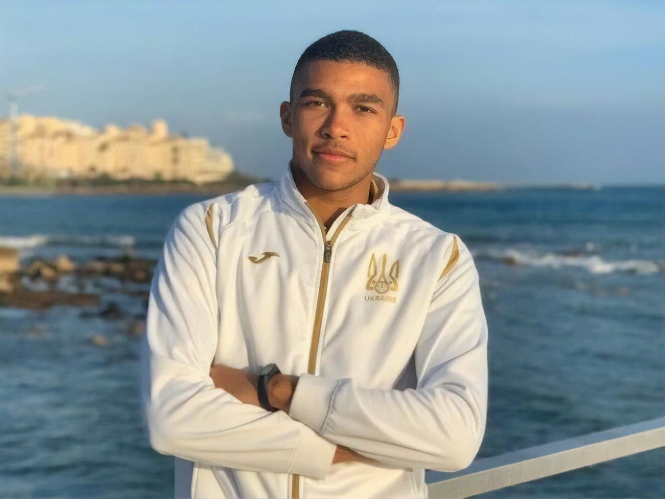 Мампасси играет защитником за московский "Локомотив"