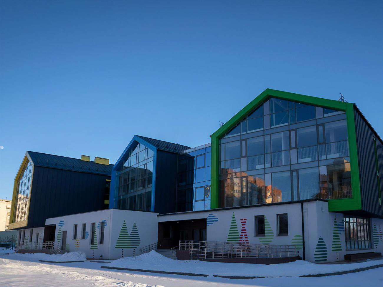 У садочку забезпечено гарне природне освітлення завдяки незвичайній будівельній конструкції