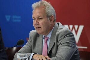 Запад долго пыжился и быстро сдулся. Путин понимает, насколько бессмысленна суета его западных "партнеров", поэтому дико желает над ними поглумиться