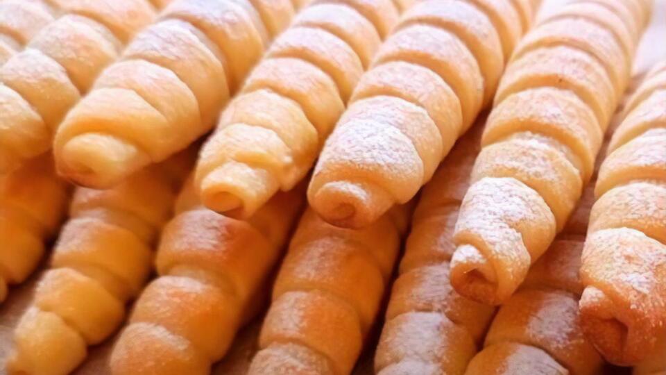 Трубочки выпекаются 20 минут в разогретой до 180 °С духовке