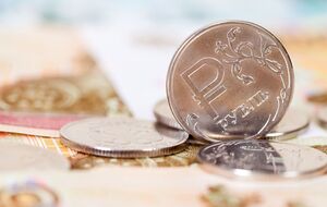 Рубль к доллару упал до уровня марта 2020 года