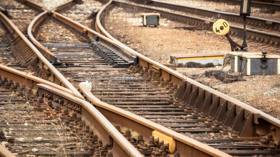 Потяги східного напрямку продовжують рух на безпечній швидкості, повідомили в "Укрзалізниці"