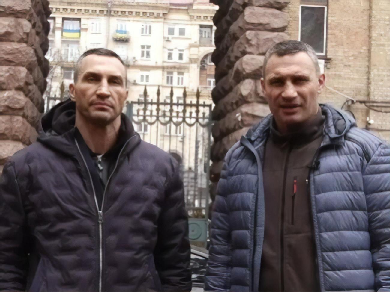 Виталий Кличко (на фото справа) призвал киевлян оставаться дома