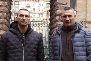 Виталий Кличко (на фото справа) призвал киевлян оставаться дома