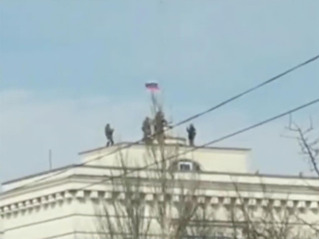 Над головною будівлею Північно-Кримського каналу окупанти підняли російський прапор