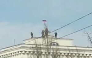 Над головною будівлею Північно-Кримського каналу окупанти підняли російський прапор