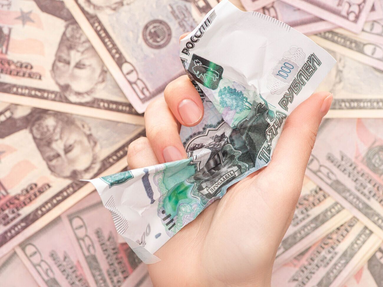 Курс рубля к доллару упал до уровня&nbsp;89,6 руб. за $1