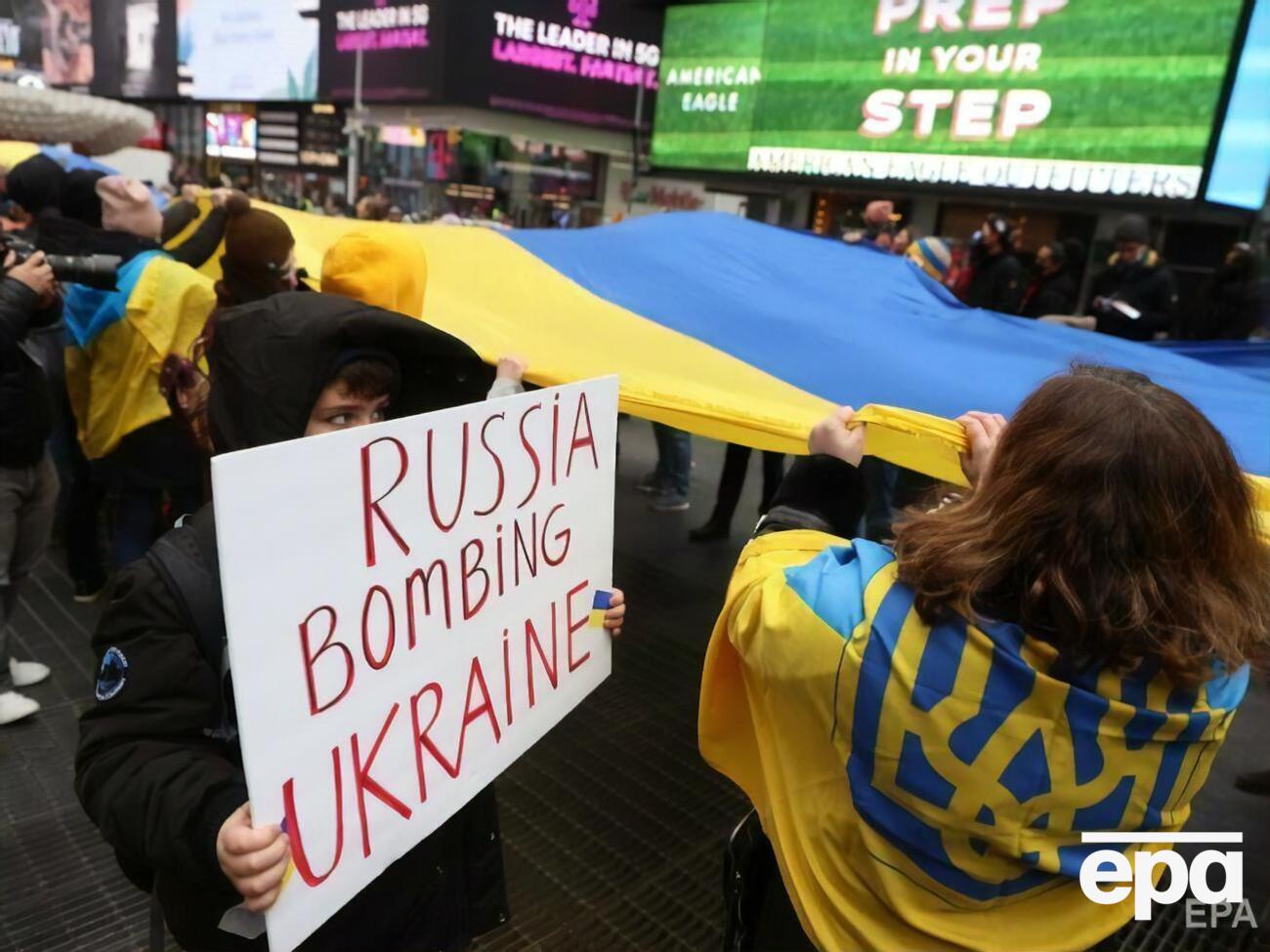 Росія сьогодні розпочала повномасштабне вторгнення в Україну, на фото – антивоєнна акція у Нью-Йорку