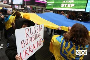 Россия сегодня начала полномасштабное вторжение в Украину, на фото – антивоенная акция в Нью-Йорке