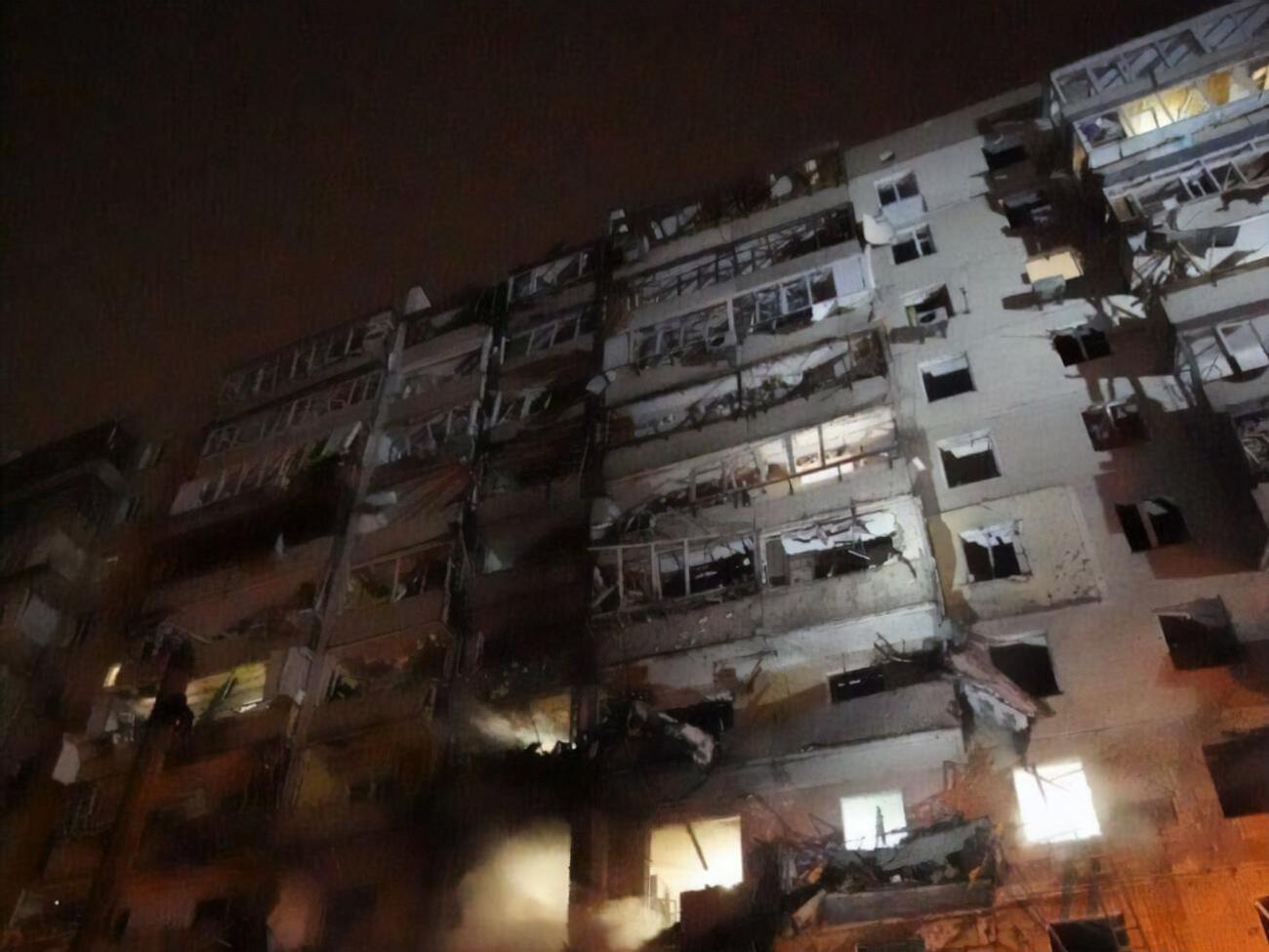 В результате попадания обломков ракеты в жилой дом на улице Кошица три человека получили ранения, один из них в тяжелом состоянии