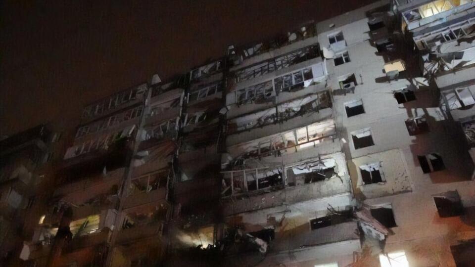 В результате попадания обломков ракеты в жилой дом на улице Кошица три человека получили ранения, один из них в тяжелом состоянии