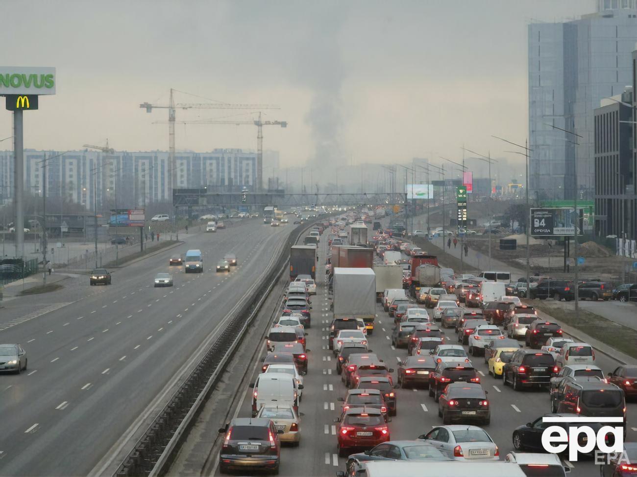 Власти Киева просят жителей пройти в укрытия