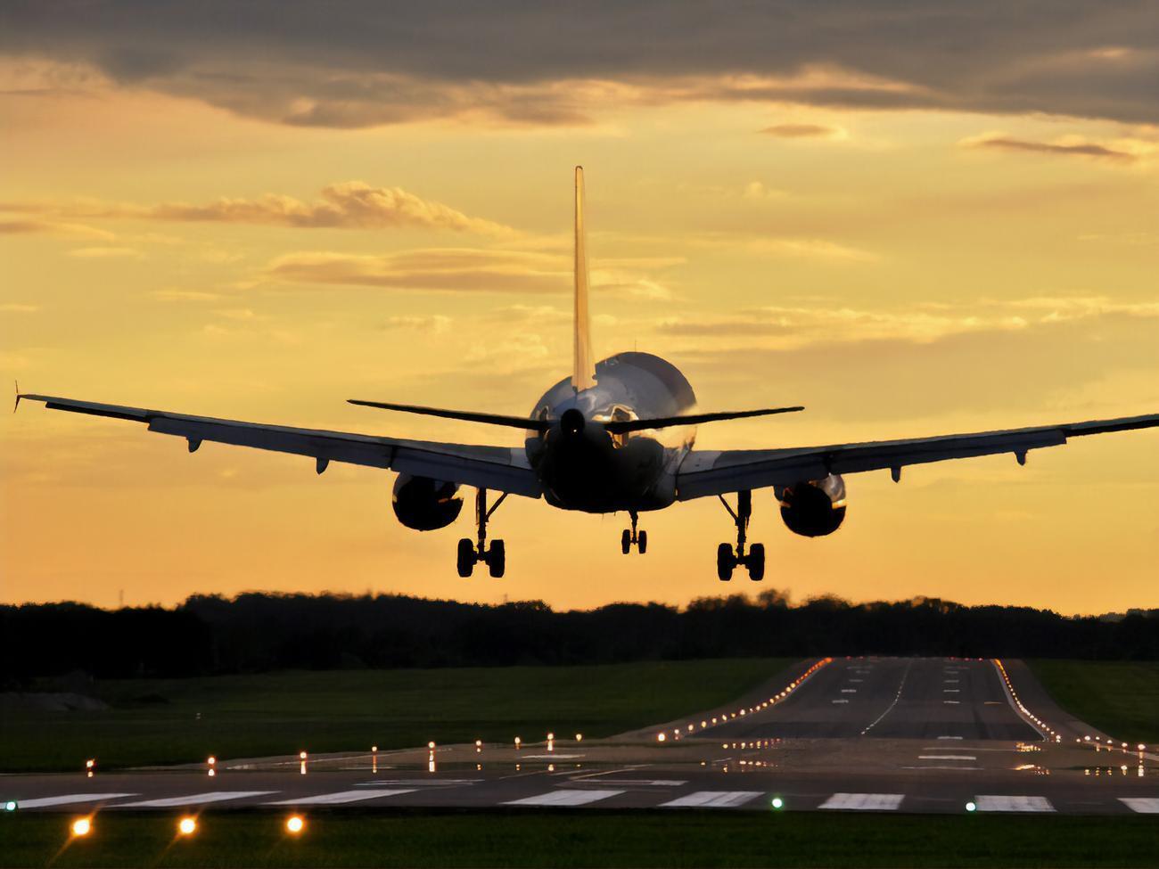 Заборона на польоти набуде чинності з опівночі