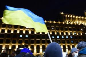 Участники акции держат в руках флаги Грузии и Украины и скандируют "Украина"