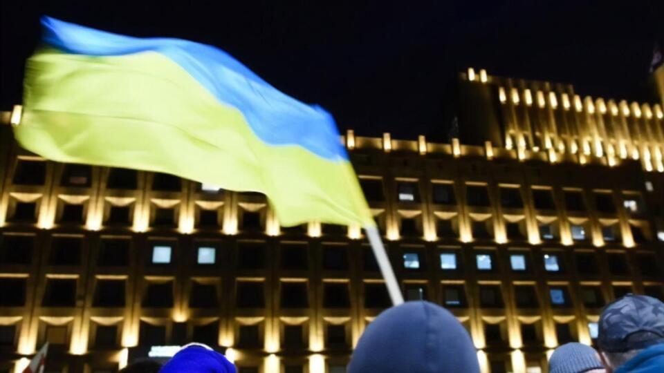 Учасники акції тримають у руках прапори Грузії та України і скандують "Україна"