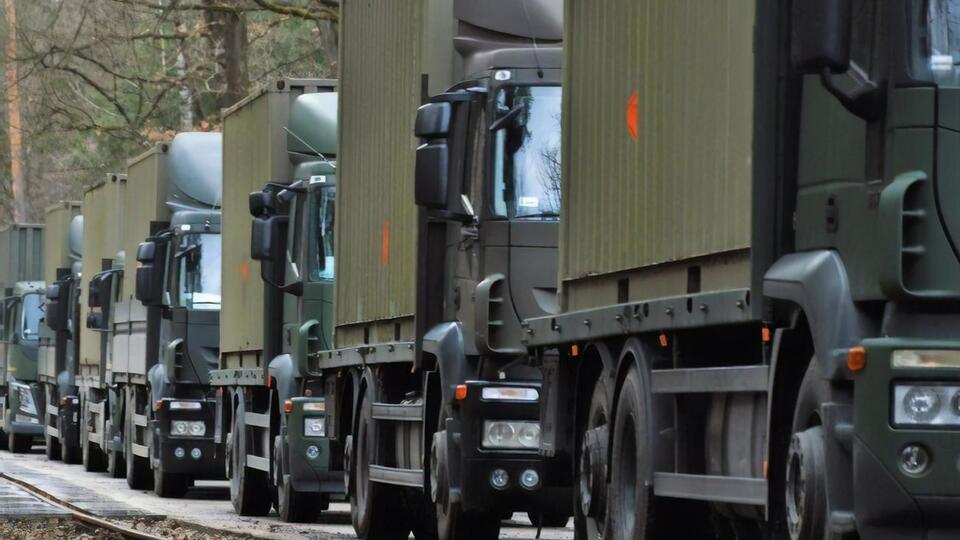 Колонна состоит из не менее 10 грузовиков