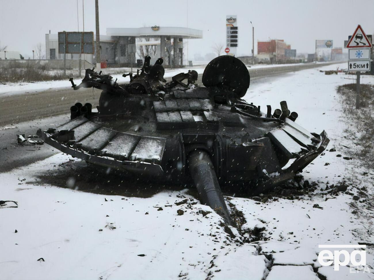 Россия начала полномасштабное вторжение в Украину утром 24 февраля. На фото &ndash;&nbsp;сожженный украинской армией российский танк под Харьковом