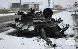 Россия начала полномасштабное вторжение в Украину утром 24 февраля. На фото – сожженный украинской армией российский танк под Харьковом