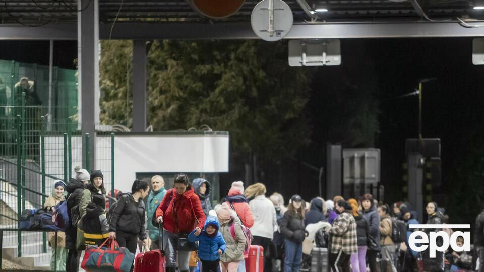 Майже 100 тис. українців уже покинули батьківщину через напад Росії