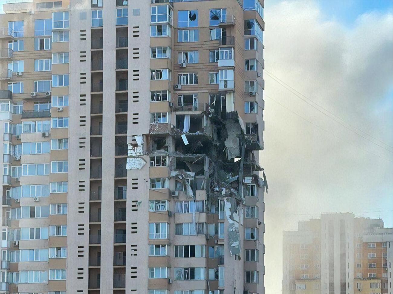 Росіяни ракетами розстрілюють цивільні будинки у Києві, зазначили у МВС України