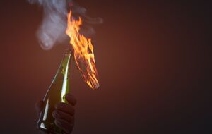 Украинцам напомнили рецепт "коктейля Молотова"