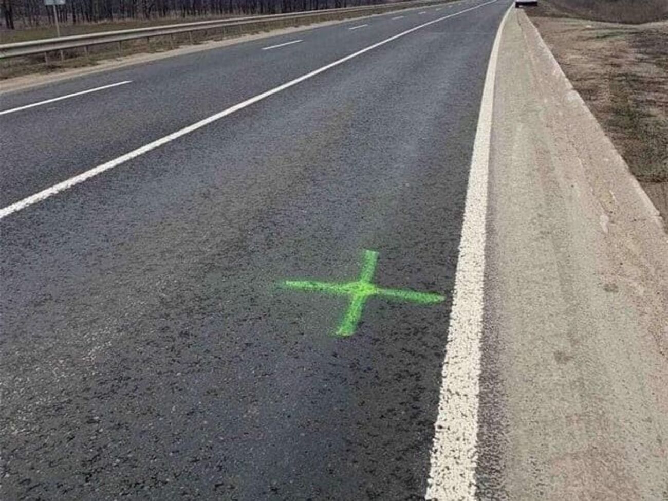 Такие метки, как на дорогах, заметили на объектах "Укрзалізниці"