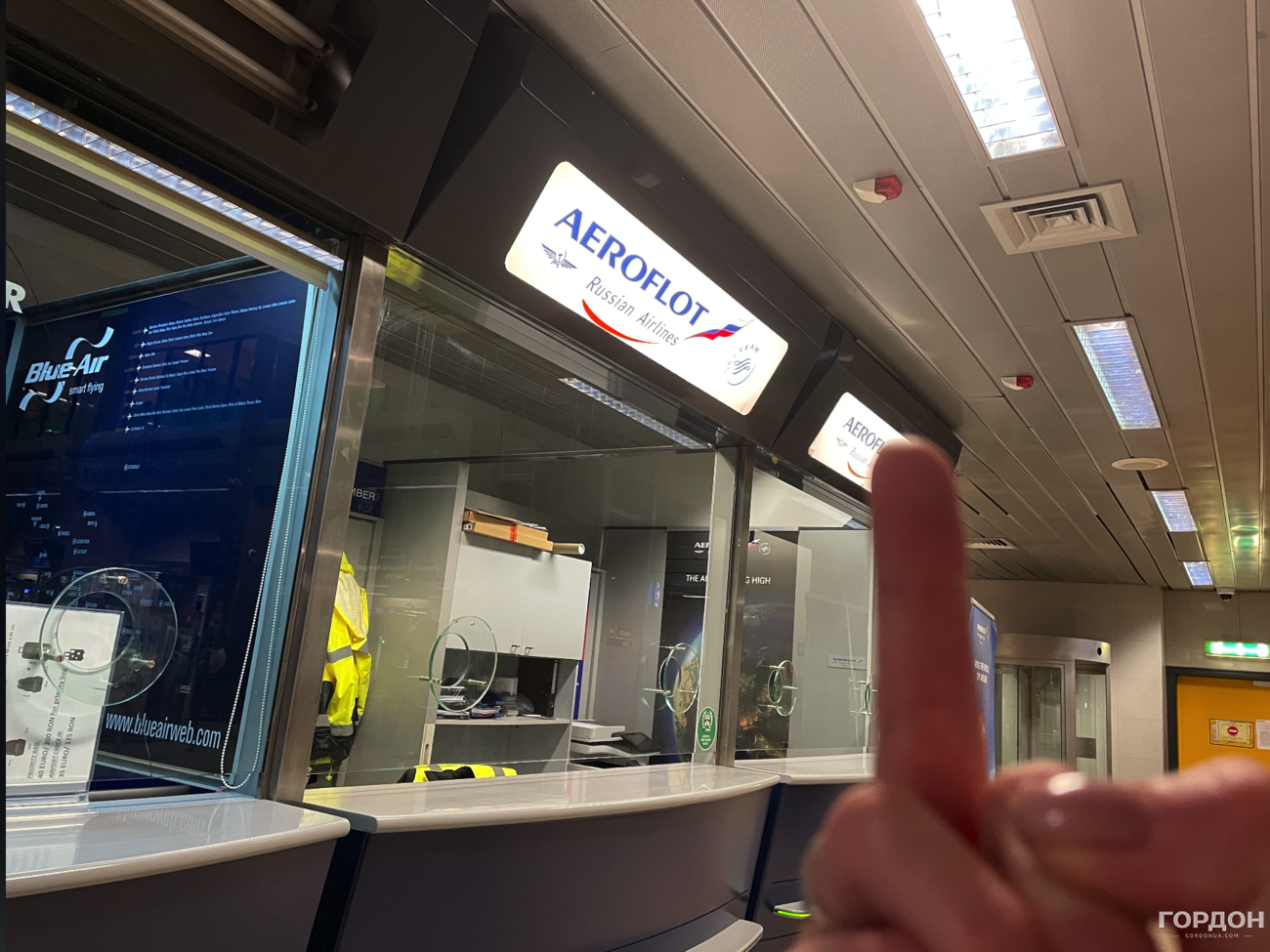 Усі повітряні судна РФ не можуть входити в повітряний простір цих країн і змушені значно збільшувати маршрут польотів у Європу та Північну Америку