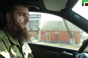 Одного із чеченських спецпризначенців узяли в полон, із рештою розбираються "зі стрілецької зброї", повідомив журналіст Кирило Сазонов