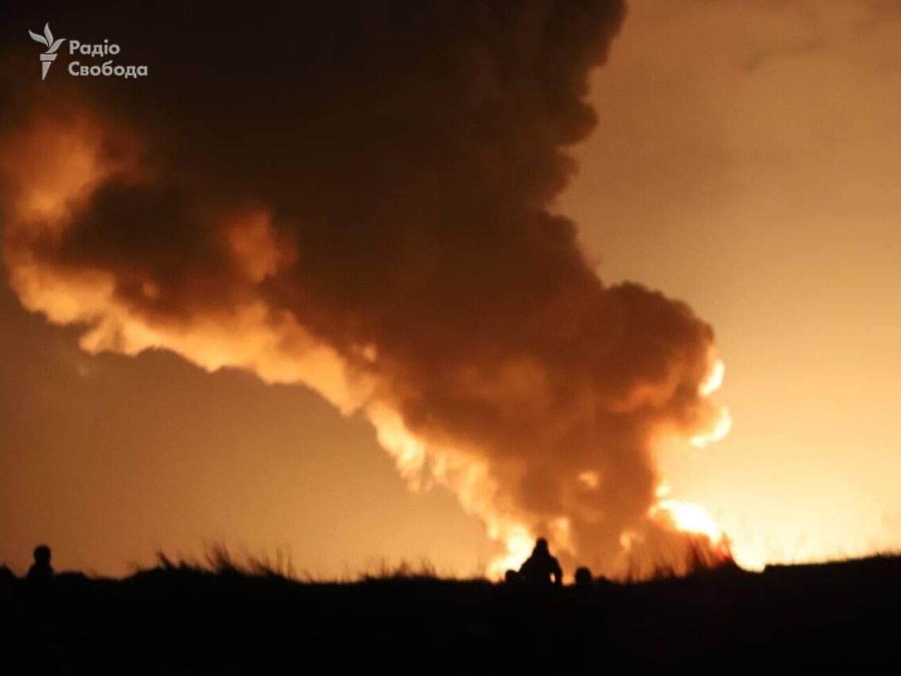 По данным СМИ,&nbsp;российские войска нанесли по нефтебазе удар крылатыми или баллистическими ракетами