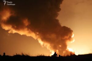 По данным СМИ, российские войска нанесли по нефтебазе удар крылатыми или баллистическими ракетами