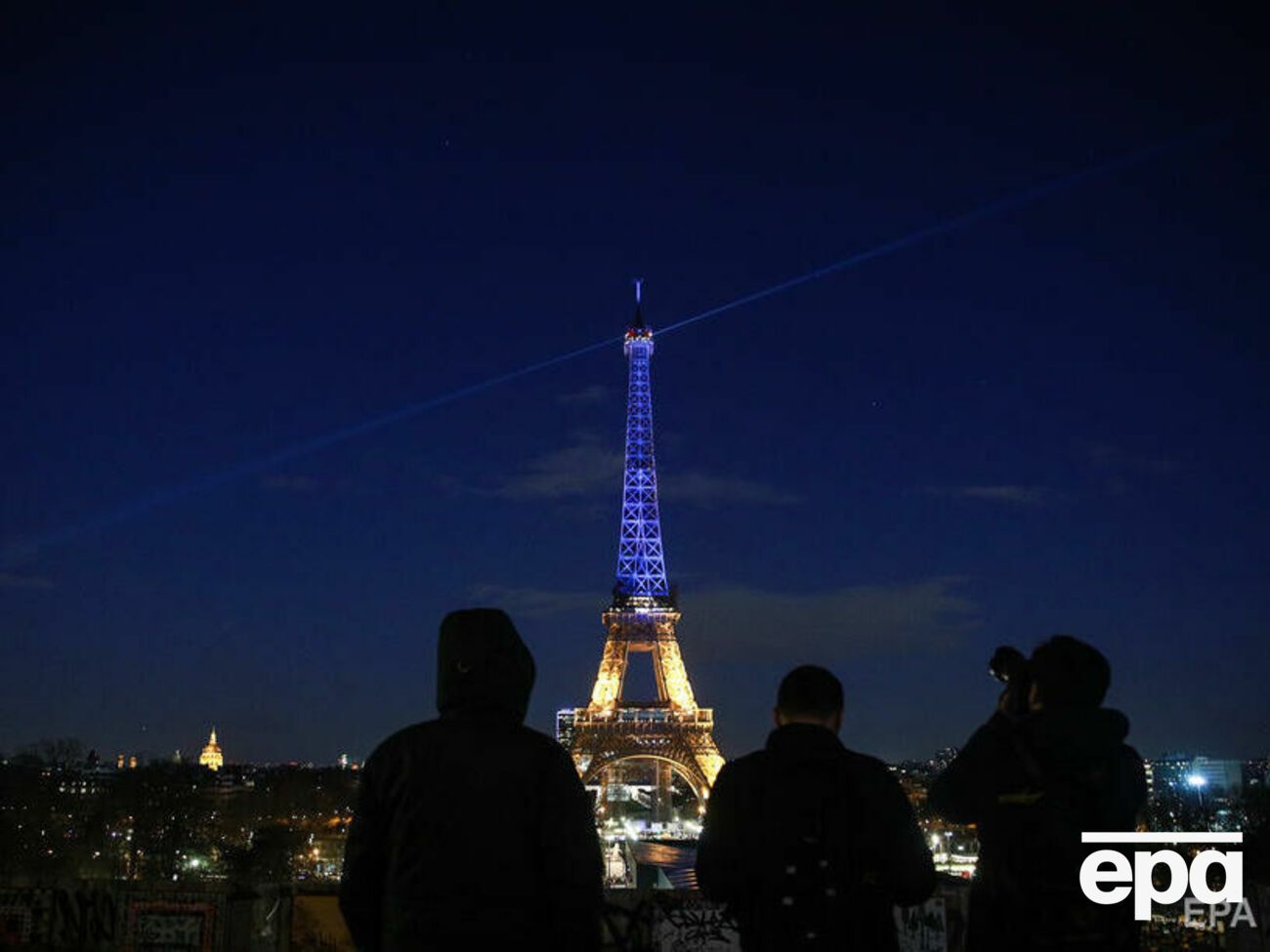На знак солідарності з Україною багато визначних пам'яток у світі підсвітили жовто-блакитними кольорами. Фоторепортаж