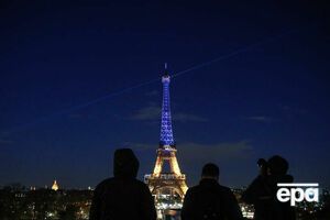 На знак солідарності з Україною багато визначних пам'яток у світі підсвітили жовто-блакитними кольорами. Фоторепортаж