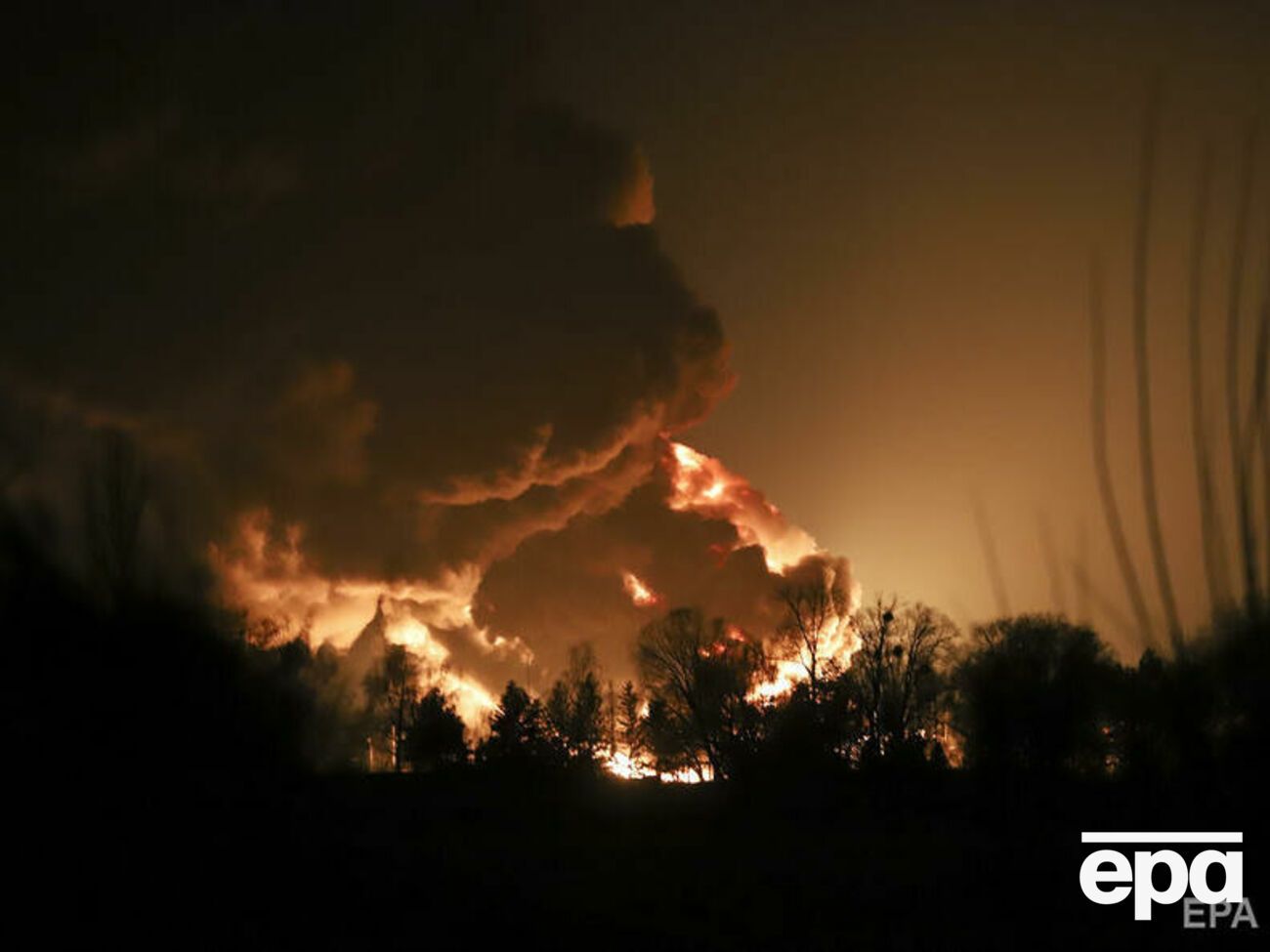 Неподалік Києва горить нафтобаза компанії KLO