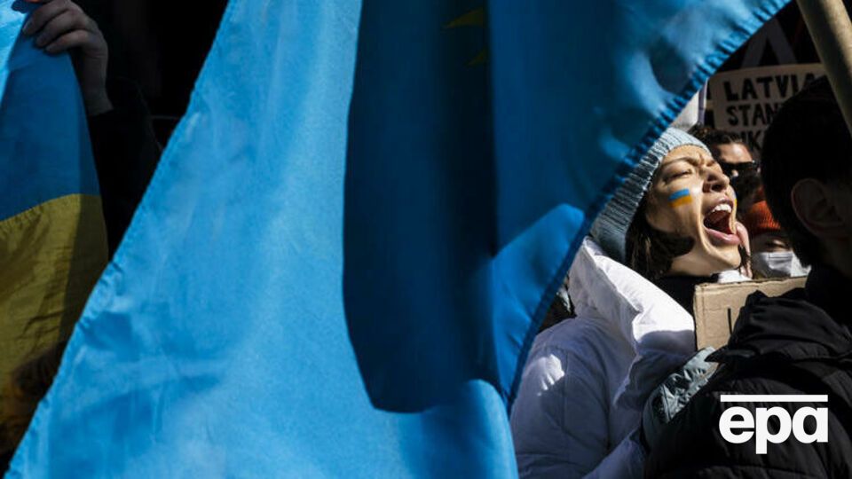 Украинцы перечисляют деньги на нужды армии