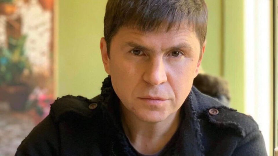 Михаил Подоляк: Устраивают очевидную постановку под названием "мы едем в Гомель" и начинают уничтожать нашу инфраструктуру уже тяжелыми бомбардировщиками
